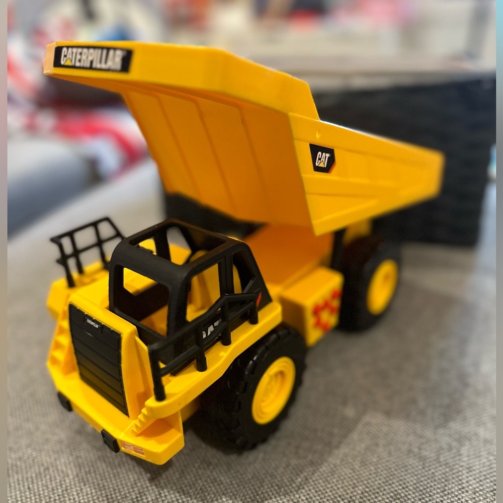 Caterpillar dump truck with sound and movement - semi vintage! From 90s